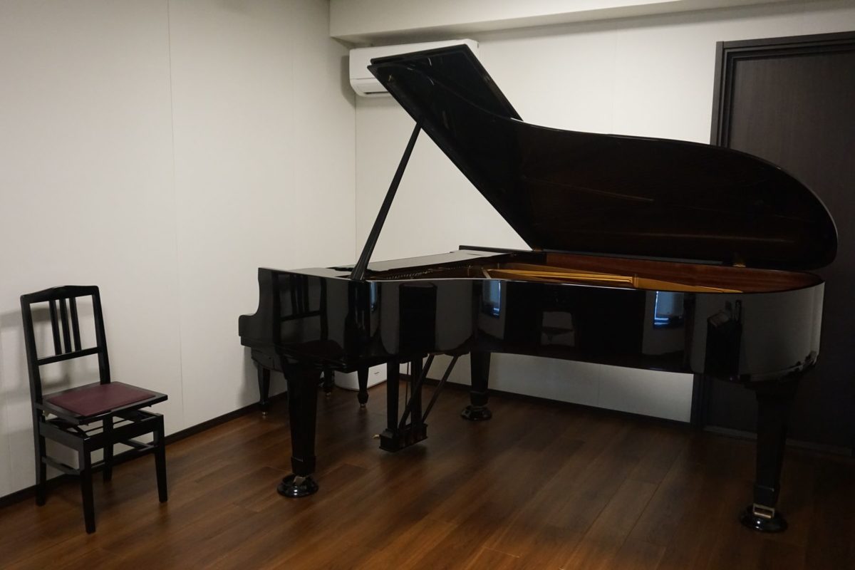 スタジオのピアノです